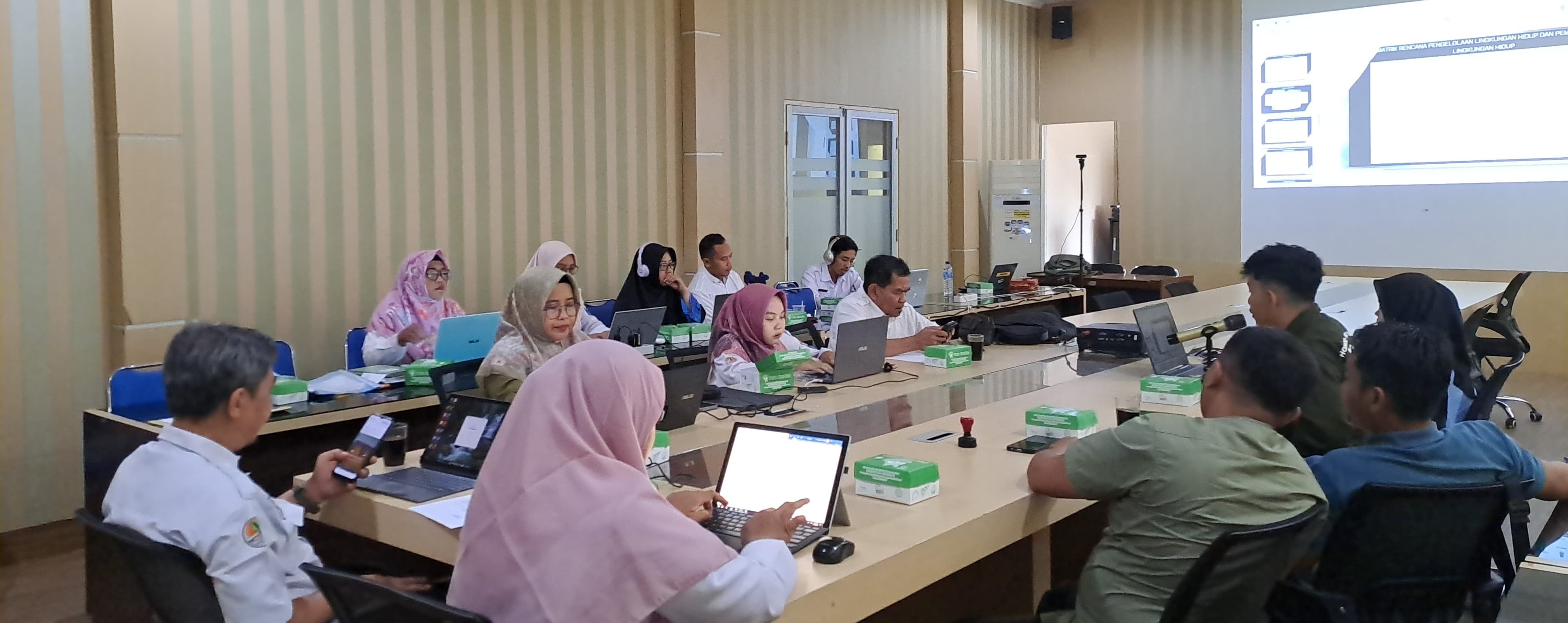 Rapat koordinasi tim Geomineup dengan pihak terkait untuk perizinan tambang